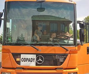 Uczniowie w szoferce śmieciarki