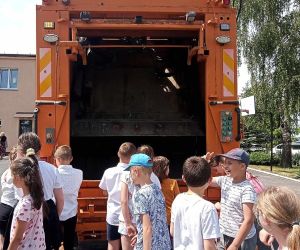 Uczniowie oglądają wnętrze śmieciarki