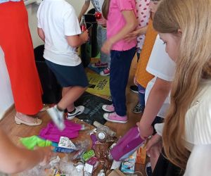 Grupa uczniów segreguje odpady