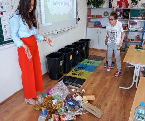 Uczeń podchodzi do prowadzącej zajęcia i ogląda zgromadzone odpady