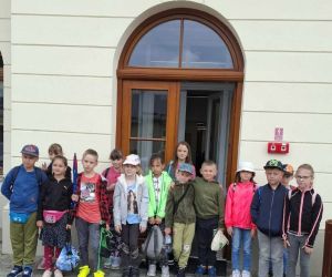 Uczniowie przed wejściem do Miejskiej Biblioteki Publicznej