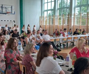 Rodzice oglądają występ swoich dzieci.