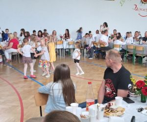 Dzieci prezentują swoje umiejętności taneczne.