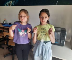 Dziewczynki z naszyjnikami dla Mamy