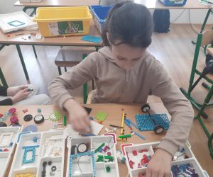 Dziewczynka buduje z klocków