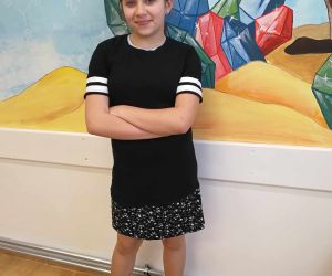 Uczennica w uszytej przez siebie sukience