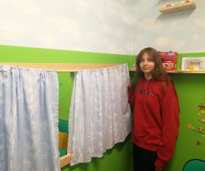 Uczennica z uszytymi zasłonkami