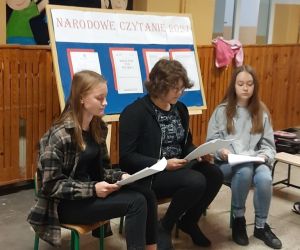 Uczennice klasy ósmej czytają utwór G.Zapolskiej- Moralność pani Dulskiej