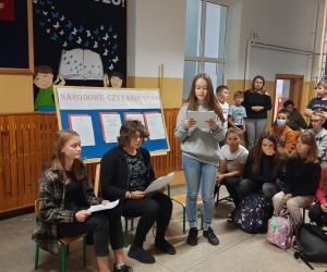 Uczennica odczytuje list od Pana Prezydenta Andrzeja Dudy dotyczący Narodowego Czytania 2021