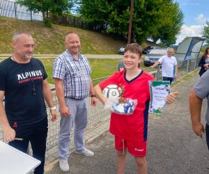 Patryk Tokarski odbiera statuetkę „króla strzelców”.