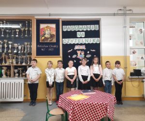 Uczniowie podczas pasowania na czytelnika