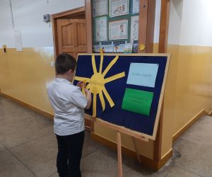 Uczeń rozwiązuje jedną z zagadek