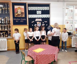 Bibliotekarka pasuje uczniów na czytelnika