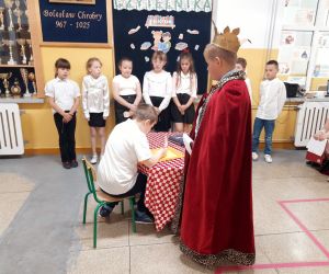 Uczeń składa podpis na karcie pasowania