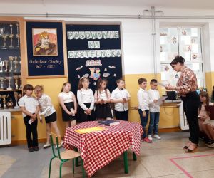 Pani Dyrektor wręcza dyplomy dzieciom