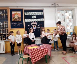 Pani Dyrektor wręcza dyplom uczennicy