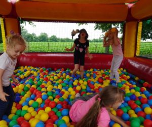 Dzieci bawią się w basenie z piłeczkami