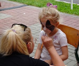 Animatorka maluje twarz dziewczynce