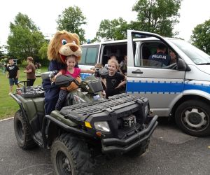 Dwie uczennice na policyjnym quadzie z maskotką policyjną