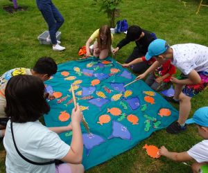 Uczniowie łowią drewniane rybki