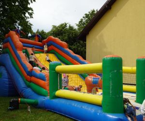 Uczniowie zjeżdżają po nadmuchiwanej zjeżdżalni