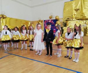 Przedszkolaki podczas przedstawienia pt. „Historia mamy i taty”