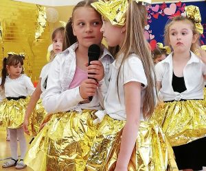 Dwie dziewczynki śpiewają przy mikrofonie