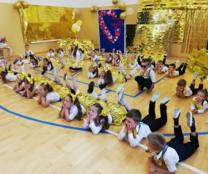 Przedszkolaki prezentują układ taneczny do piosenki „Mamo Tato popatrz na to…”