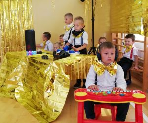 Chłopcy w roli zespołu dyskotekowego