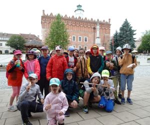 Uczniowie na rynku w Sandomierzu
