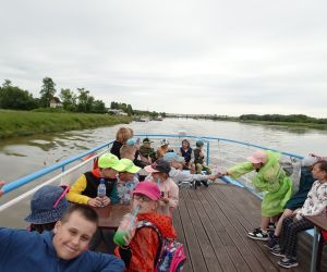 Uczniowie na statku podczas rejsu po Wiśle