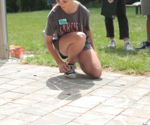 Uczennica wykonuje zadanie sprawnościowe