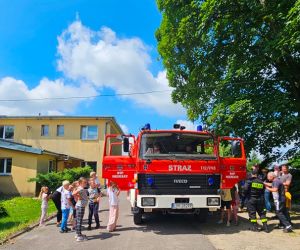 Uczniowie oglądają wóz strażacki