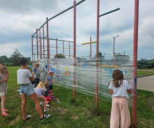 Dzieci malują na folii farbami