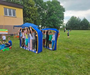 Uczniowie biorą udział w grze zespołowej w tunelu