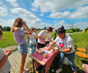 Panie z KGW częstują słodkościami