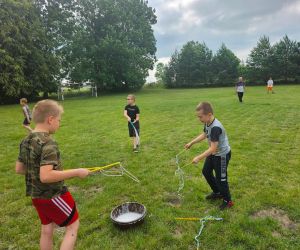  Chłopcy robią mega duże bańki mydlane