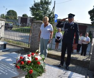 Osoby oddają hołd na cmentarzu przy pomniku pamięci tych, którzy polegli w obronie niepodległości Polski.