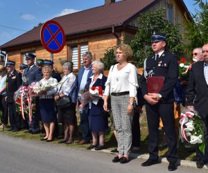 Grupa ludzi na świeżym powietrzu.