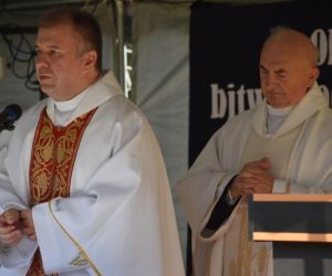 Zdjęcie przedstawia dwóch księży.