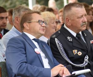 Zdjęcie przedstawia osoby na świeżym powietrzu.