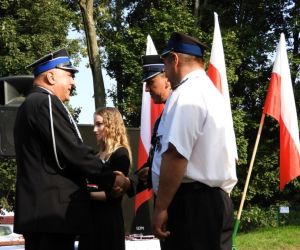 Zdjęcie przedstawia osoby na świeżym powietrzu.