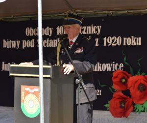 Osoba przemawia na scenie.