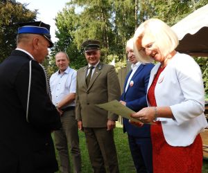 Zdjęcie przedstawia osoby na świeżym powietrzu.