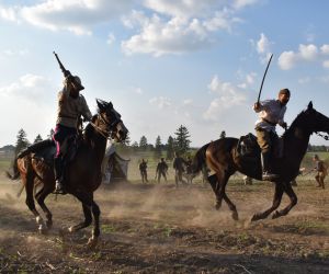 Scena z Bitwy pod Stefanowicami, ludzie na koniach, na świeżym powietrzu. 