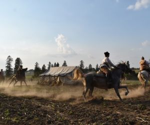 Scena z Bitwy pod Stefanowicami, ludzie na koniach, na świeżym powietrzu. 