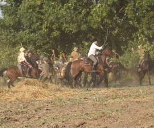 Scena z Bitwy pod Stefanowicami, ludzie na koniach, na świeżym powietrzu. 