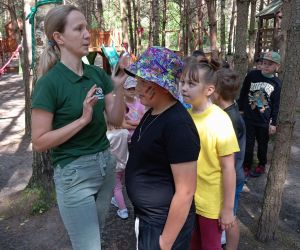 Uczniowie słuchają opowieści przewodnika