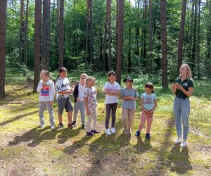 Uczniowie zwiedzają leśne zakątki