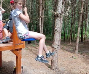 Uczennica zjeżdża na tyrolce